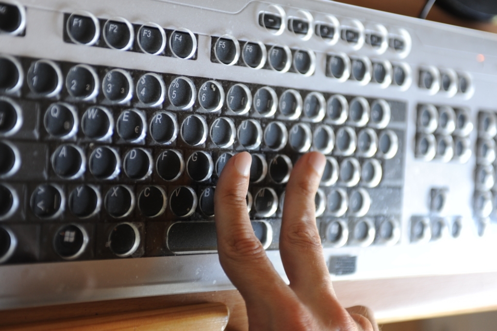 zwei Finger auf einer Tastatur 