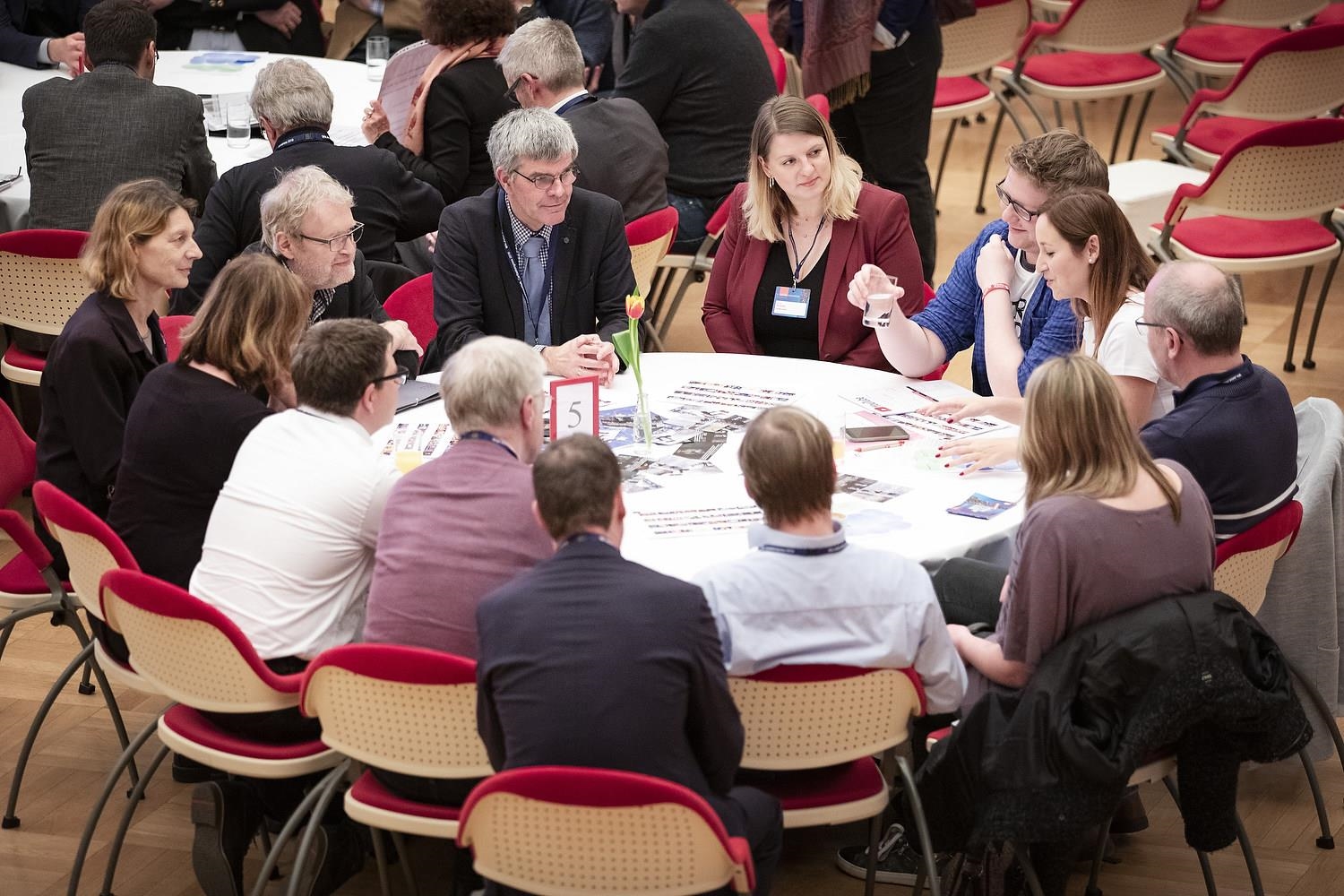 Diskussionsrunde an einem Tisch auf dem Caritaskongress 