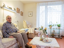 Ein älterer Herr sitzt in seinem Zimmer auf der Couch / Werner Krüper