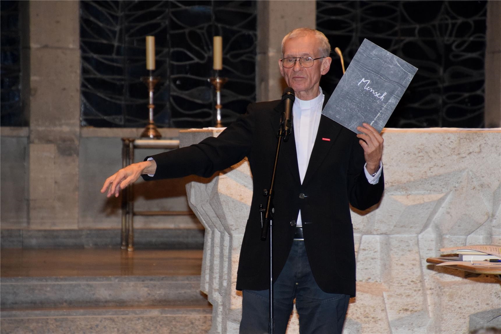 Pfarrer Franz Meurer spricht vor der vollbesetzten Marienkirche (Erik Lehwald / Caritasverband Düren-Jülich)