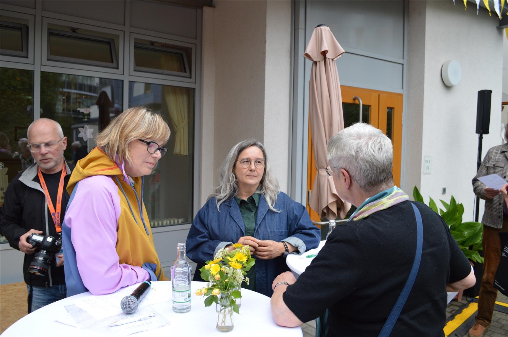 Gesprächsrunde im Anschluss mit E. M. Welskop-Deffaa, Heike Werner und Besucherin 