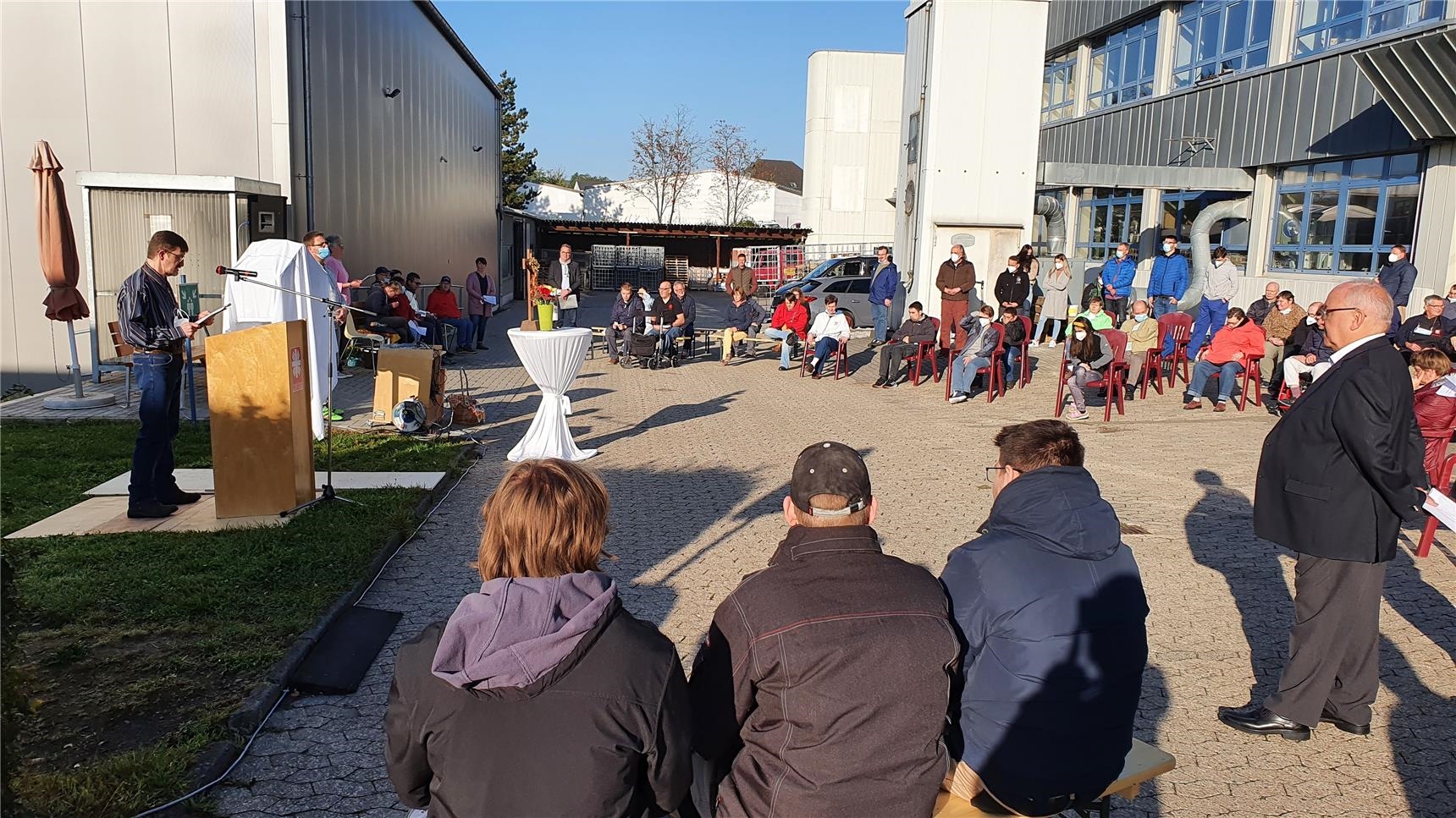 Die Teilnehmer des Überraschungs-Besinnungskreises auf dem Außengelände der Caritas-Werkstatt in Montabaur. (Caritasverband Westerwald-Rhein-Lahn e.V.)