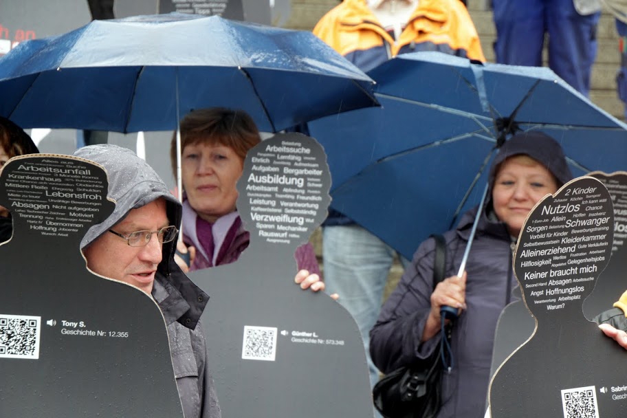 Flashmobteilnehmer im Regen (Burkhard Janssen (Caritas Köln)