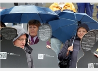 Beim Flashmob vor dem Kölner Dom am 28. Juni 2013 machten die Teilnehmer mit Pappfiguren auf die Situation von Langzeitarbeitslosen aufmerksam. 