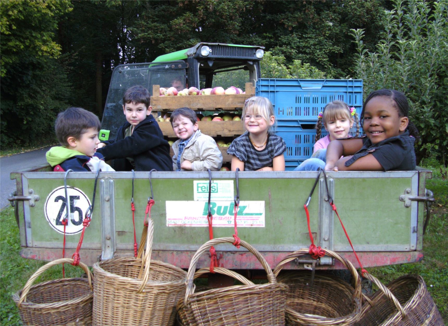 Kinder auf dem Erntewagen mit Apfelkisten (Foto: Haus für Kinder-Kemperhof)