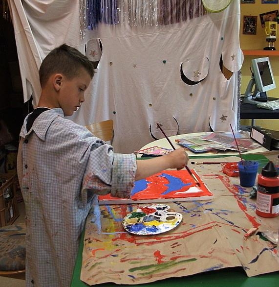 Junge malt mit Acrylfarben (Foto: Spiel- und Lernstube)