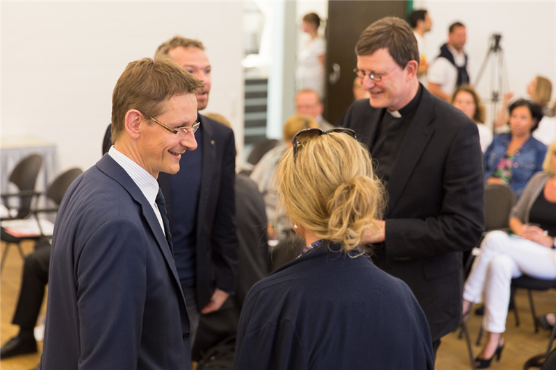 Dr. Frank Joh. Hensel und Kardinal Rainer Maria Woelki im Gespräch mit einem Teilnehmer und einer Teilnehmerin des Akademietags. (Martin Karski)