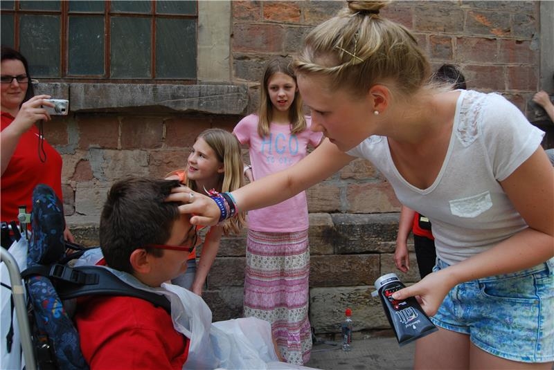 Mädchen gelt behindertem Jungen die Haare (Caritas Speyer)
