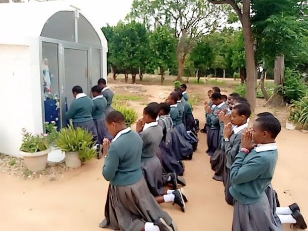Eindrücke vom Spendenprojekt in Tansania - 001 - beim Gebet INT (Pallottinerinnen Tansania-Siuyu Schulprojekt)
