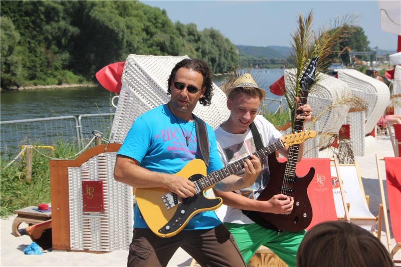 Der Regensburger Gitarist Oli Zangl (links) machten den Spaß von Anfang an mit. (Caritas Regensburg)