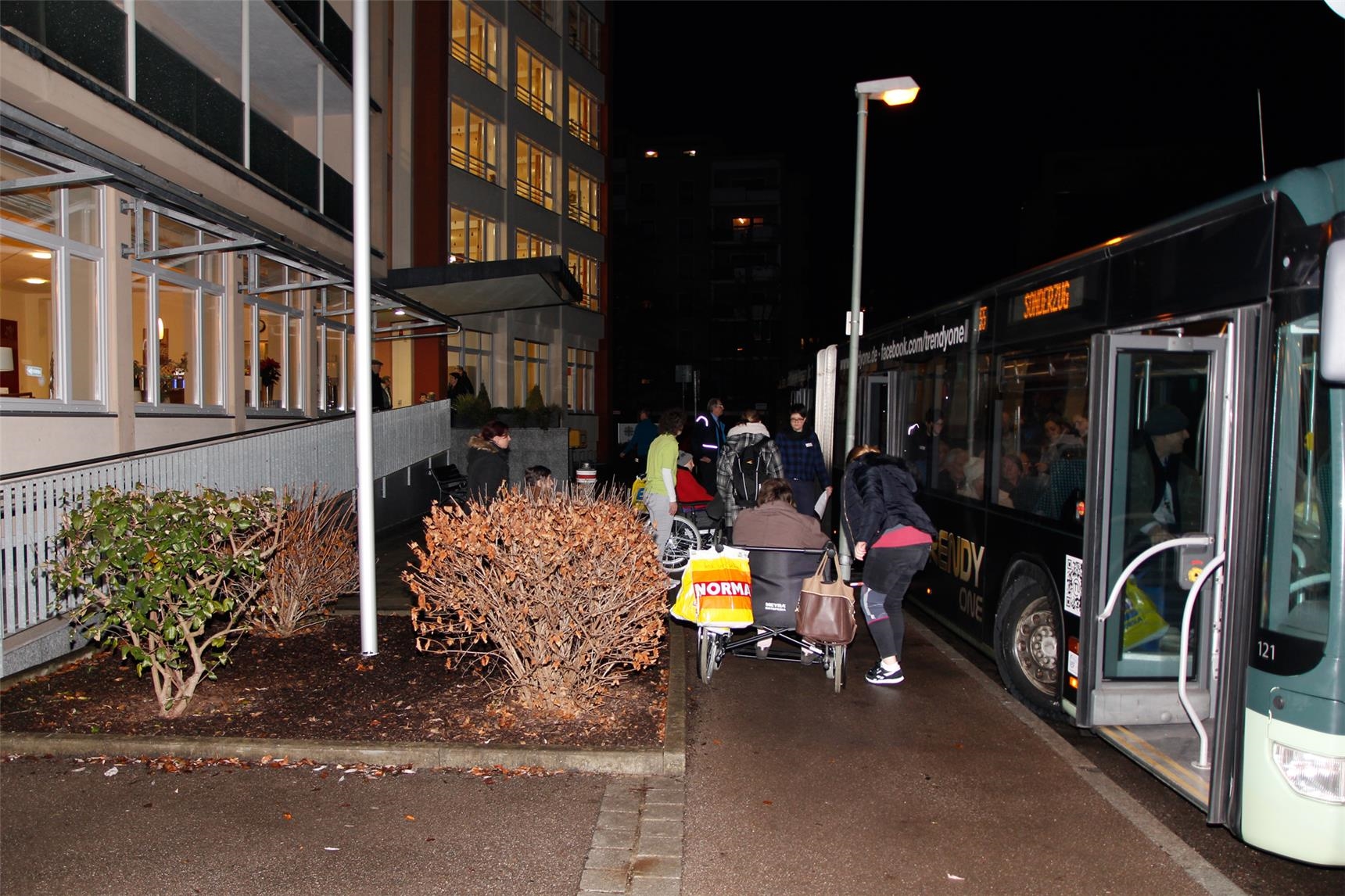 Pünktlich um 7.00 Uhr stand der Bus vor dem Caritas-Seniorenzentrum St. Raphael zur Abfahrt bereit. (Bernhard Gattner)