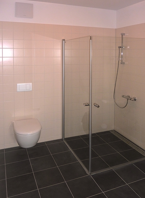 Modernes Badezimmer mit bodengleicher Dusche im Caritas-Seniorenwohnhaus Edith Stein, Servicewohnen im Hausburgviertel 