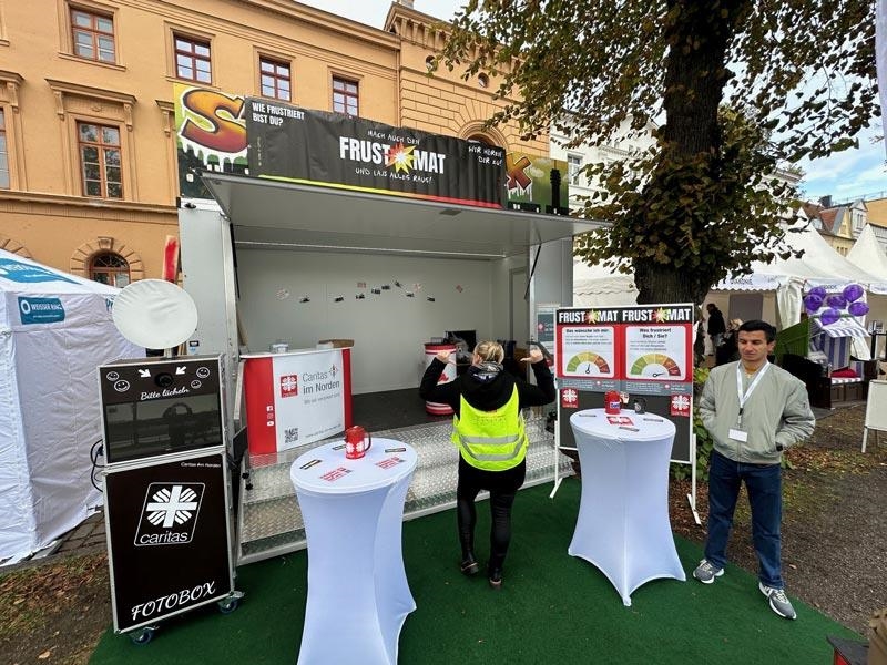 Stand der Caritas beim Bürgerfest zum Tag der Deutschen Einheit 2024 in Schwerin