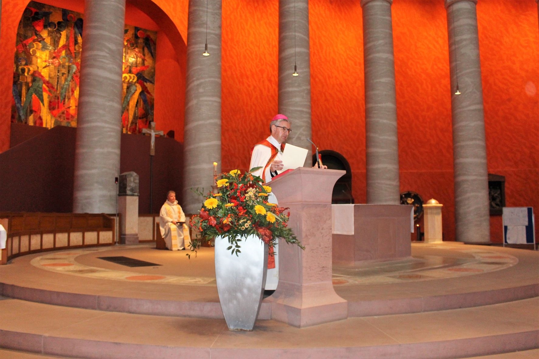 Der Bischof hält Urkunde in der Hand. (Caritasverband Darmstadt e. V.)