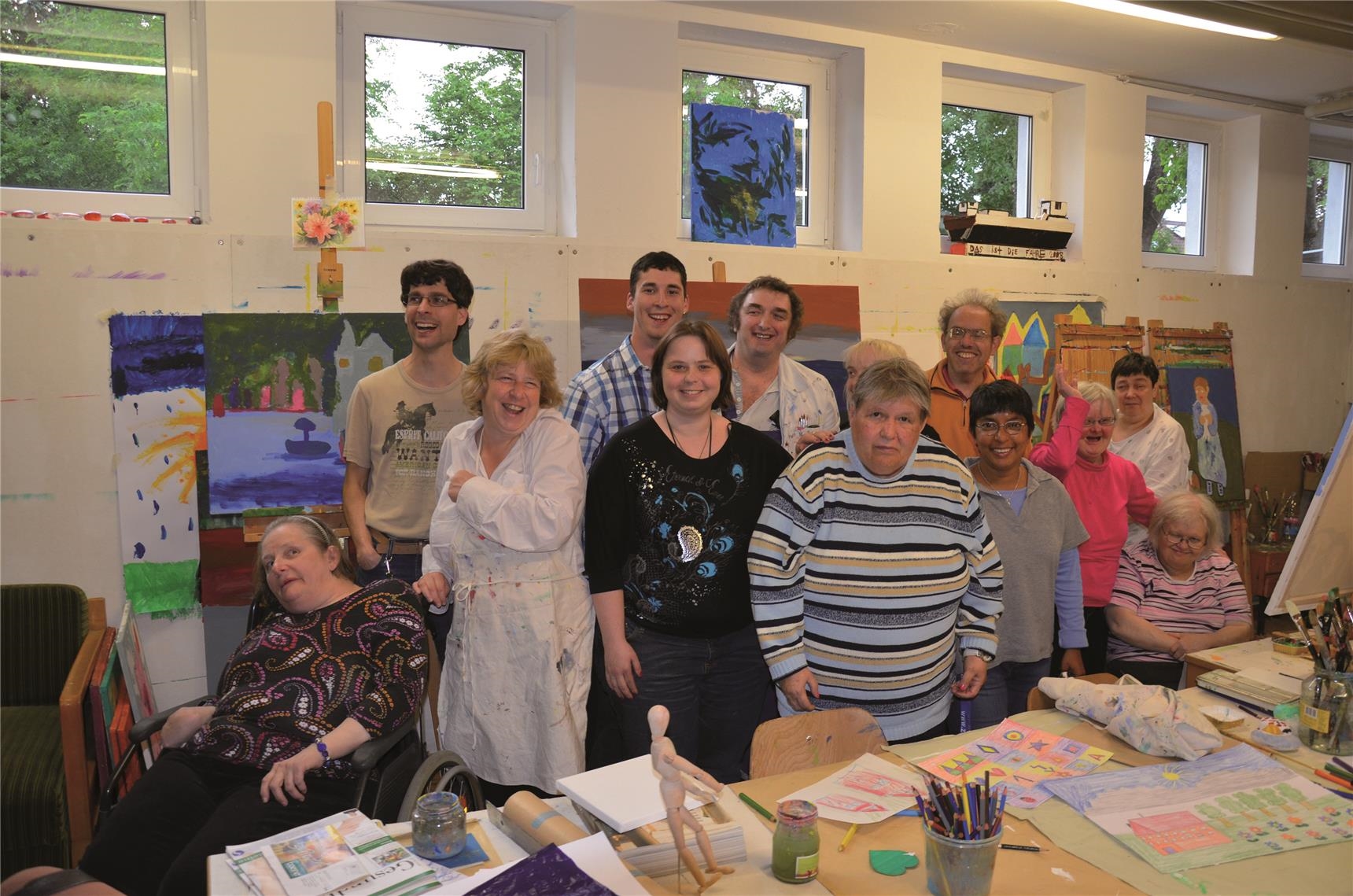 Gruppenbild Künstlergruppe mittendrin im Atelier