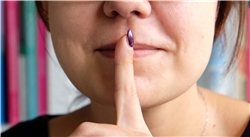 Schweigepflicht - Finger vor dem Mund / Foto: Michael Trips