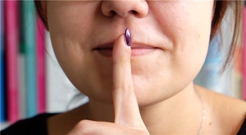 Schweigepflicht - Finger vor dem Mund