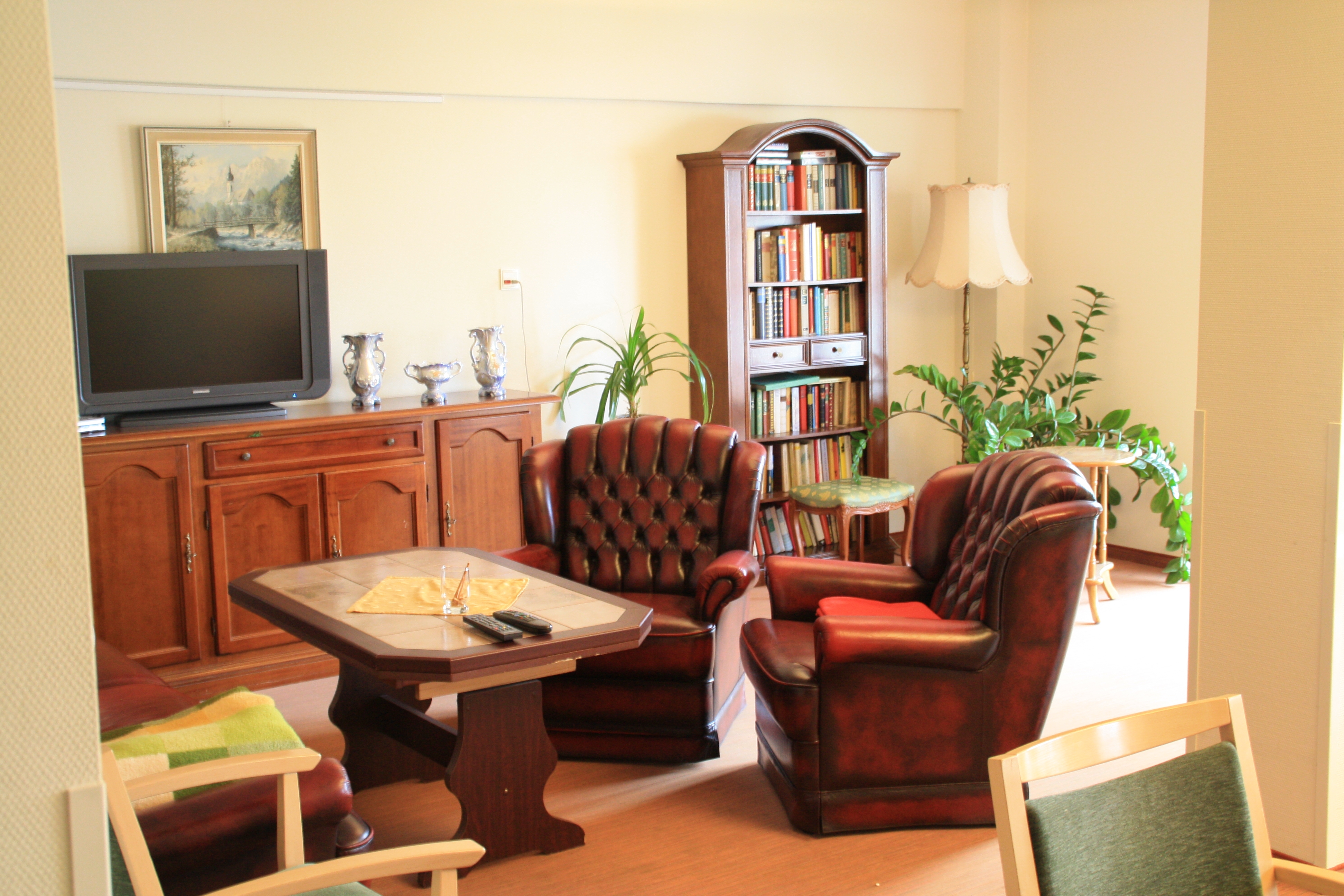 Wohnzimmer mit Ledersofa als Gemeinschaftsraum im Seniorenzentrum 