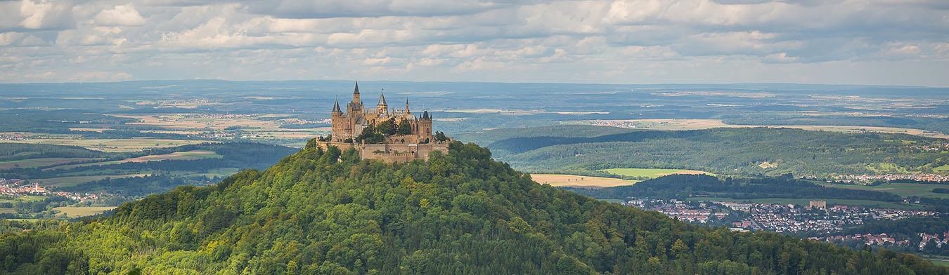 Burg Hohenzollern vor dem Alpenvorland um Hechingen