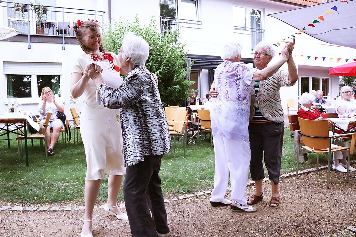 Senioren tanzen auf der Jubiläumsfeier im Garten (Claudia Appelt)