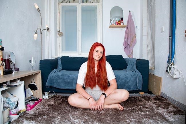 Junge Frau sitz auf dem Teppichboden (Foto: Gisela Gürtler)