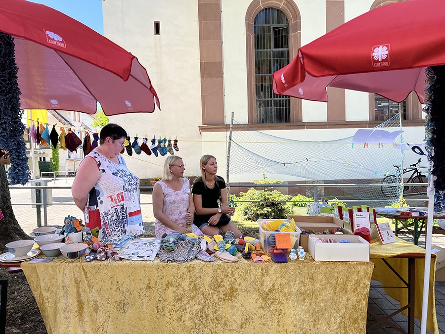 Drei Frauen hinter einem Verkaufsstand mit Kunsthandwerk (Caritasverband Darmstadt e. V. / Jens Berger)