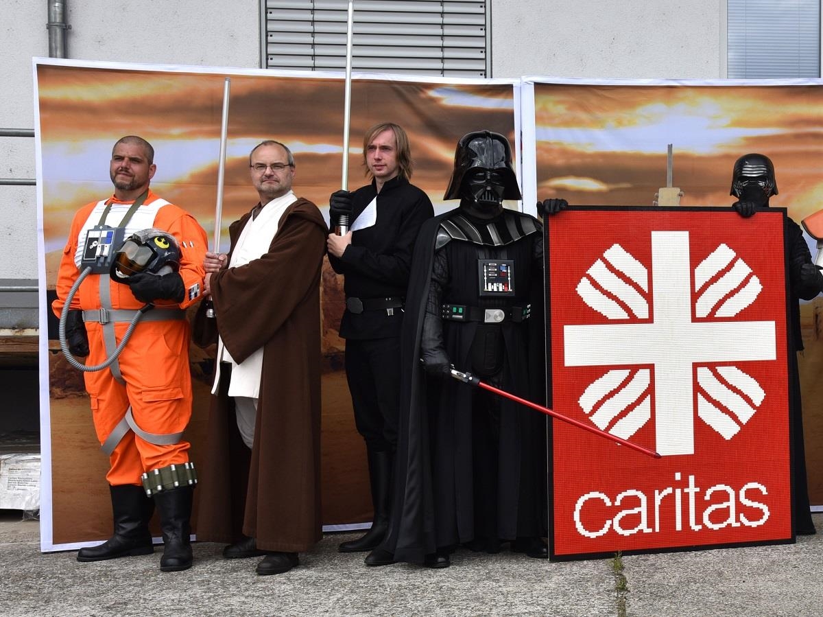 Die Star Wars Helden präsentieren das Caritas-Logo aus Lego. (Uwe Schumann)