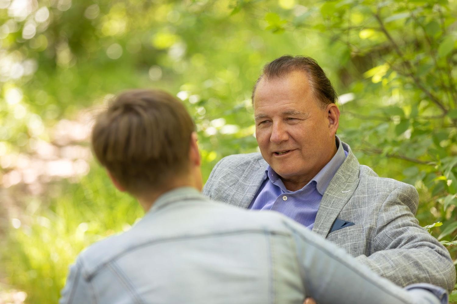 Im weitläufigen Außengelände der Klinik können auch Therapiesitzungen stattfinden. 