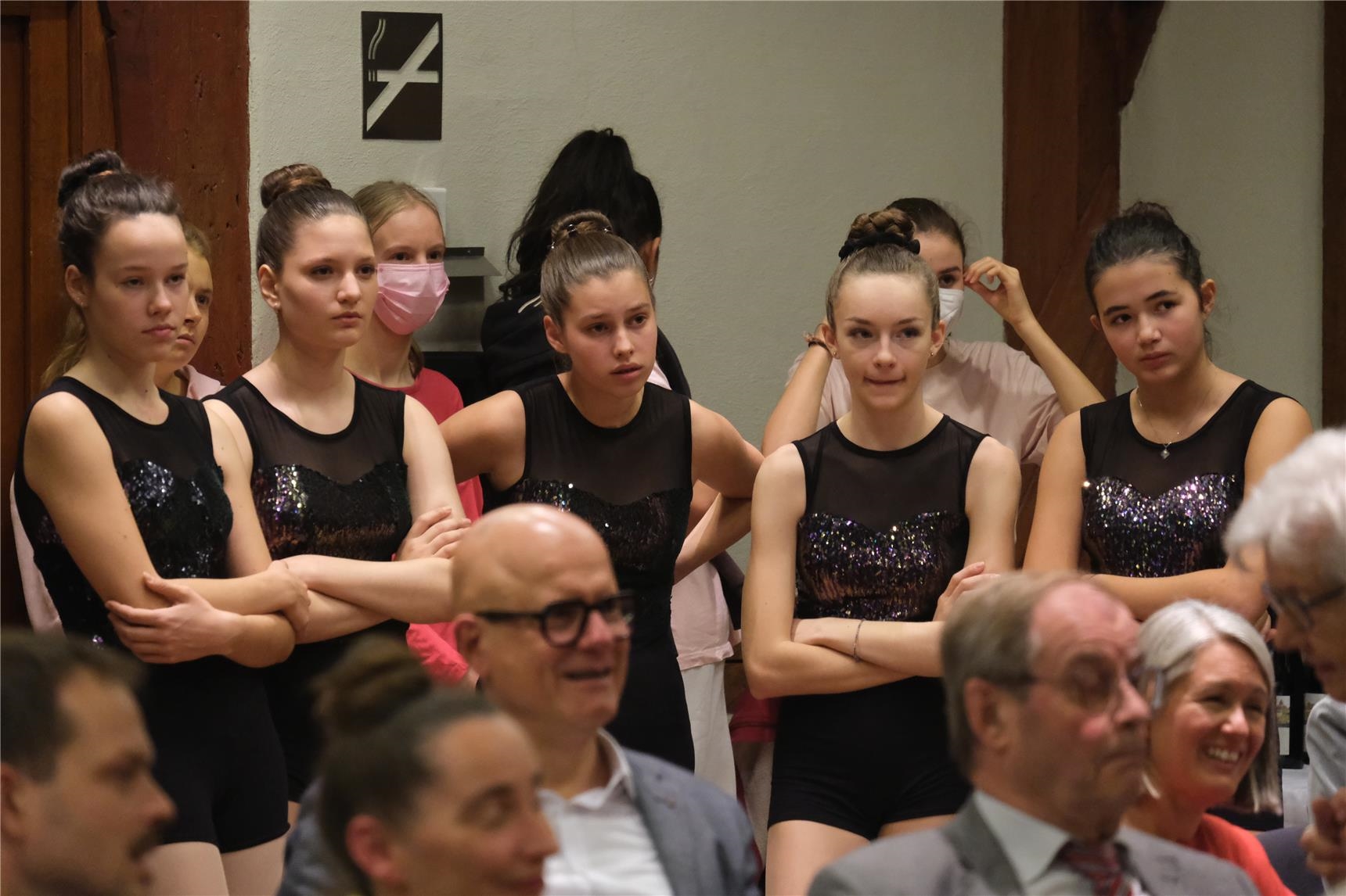 Fünf Mädchen in schwarzer Ballett-Kleidung stehen in einem Raum (Thomas Wilk)