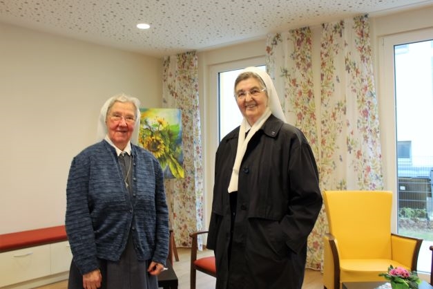 Oberin Sr. Brigitta und Sr. Felicitas schauten sich gemeinsam die neue Einrichtung an. (Caritasverband Darmstadt e. V.)