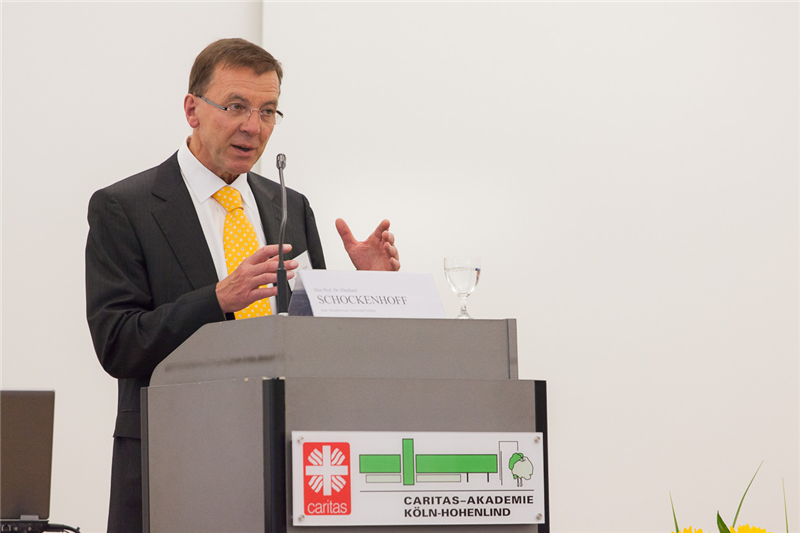 Prof. Dr. Eberhard Schockenhoff steht vor eine Pult und hält eine Rede (Martin Karski)
