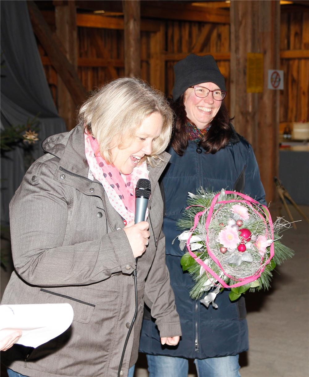 Carmen Fink, stellvertretende Leitung des Josefsheims in Reitenbuch, bedankt sich bei Tanja Schnepp, der Vorsitzenden des Kinderweihnachtswunsch e. V., für die Geschenkaktion. (Bernhard Gattner)
