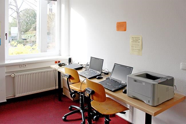 Zwei Computerarbeitsplätze und ein Drucker (Caritasverband Darmstadt e. V.)
