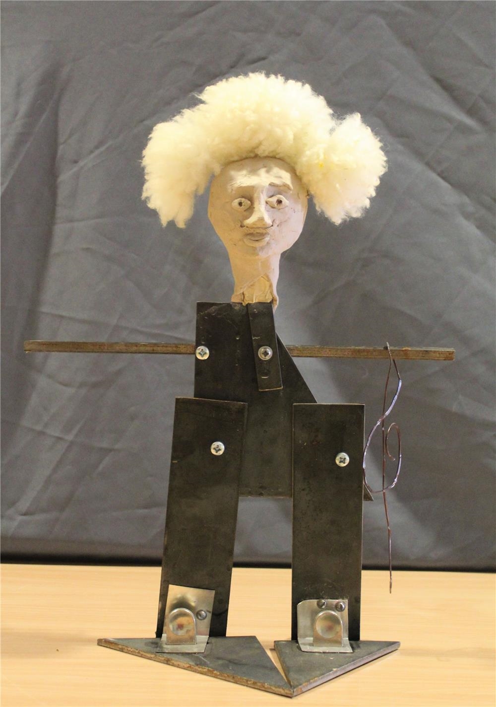 "Figur mit weißem Haar", Kunstwerk aus der Don Bosco-Schule 