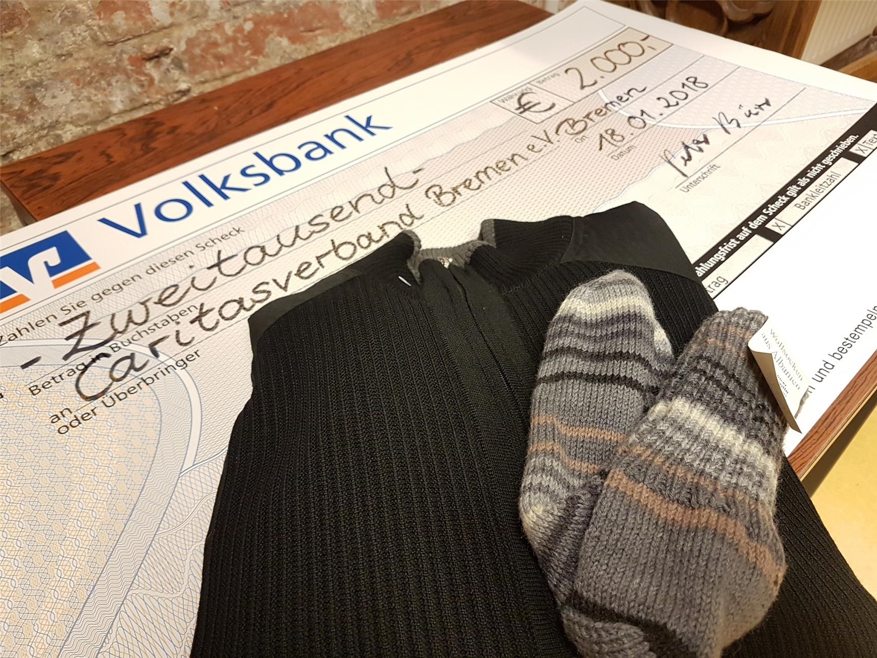 Spendenübergabe Erlös Klaben-Aktion - 002 - 2.000 Euro Spende für Jacken und Socken 