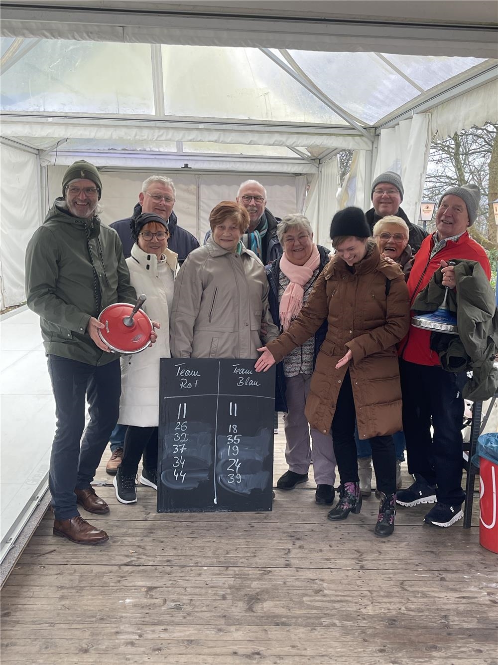 Menschen stehen zusammen beim Eisstockschießen 