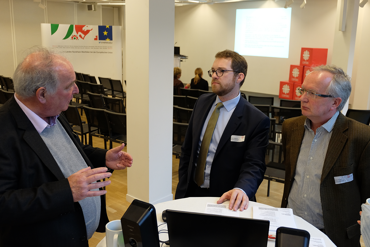 Drei Teilnehmer des CiNW-Europaforums stehen im Tagungsraum der Veranstaltung zusammen und reden miteinander (Markus Lahrmann)
