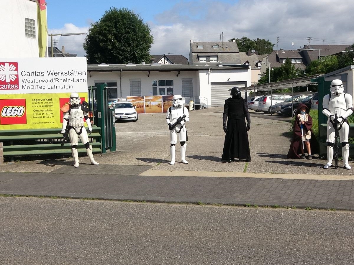 Die Star Wars Helden begrüßten die Besucher bereits am Eingang zu den Caritas-Werkstätten in Lahnstein.  (Uwe Schumann)