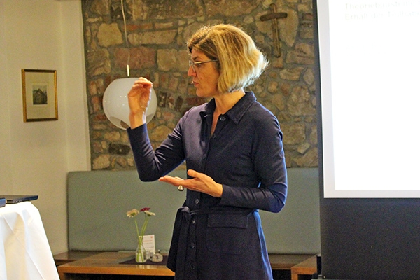 Frau bei einem Vortrag (Caritasverband Darmstadt e. V.)