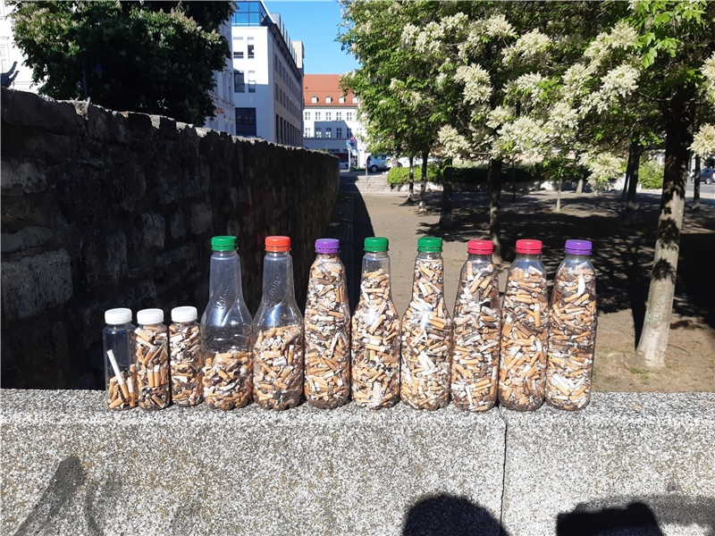 Plastikflaschen mit Zigarettenstummel gefüllt