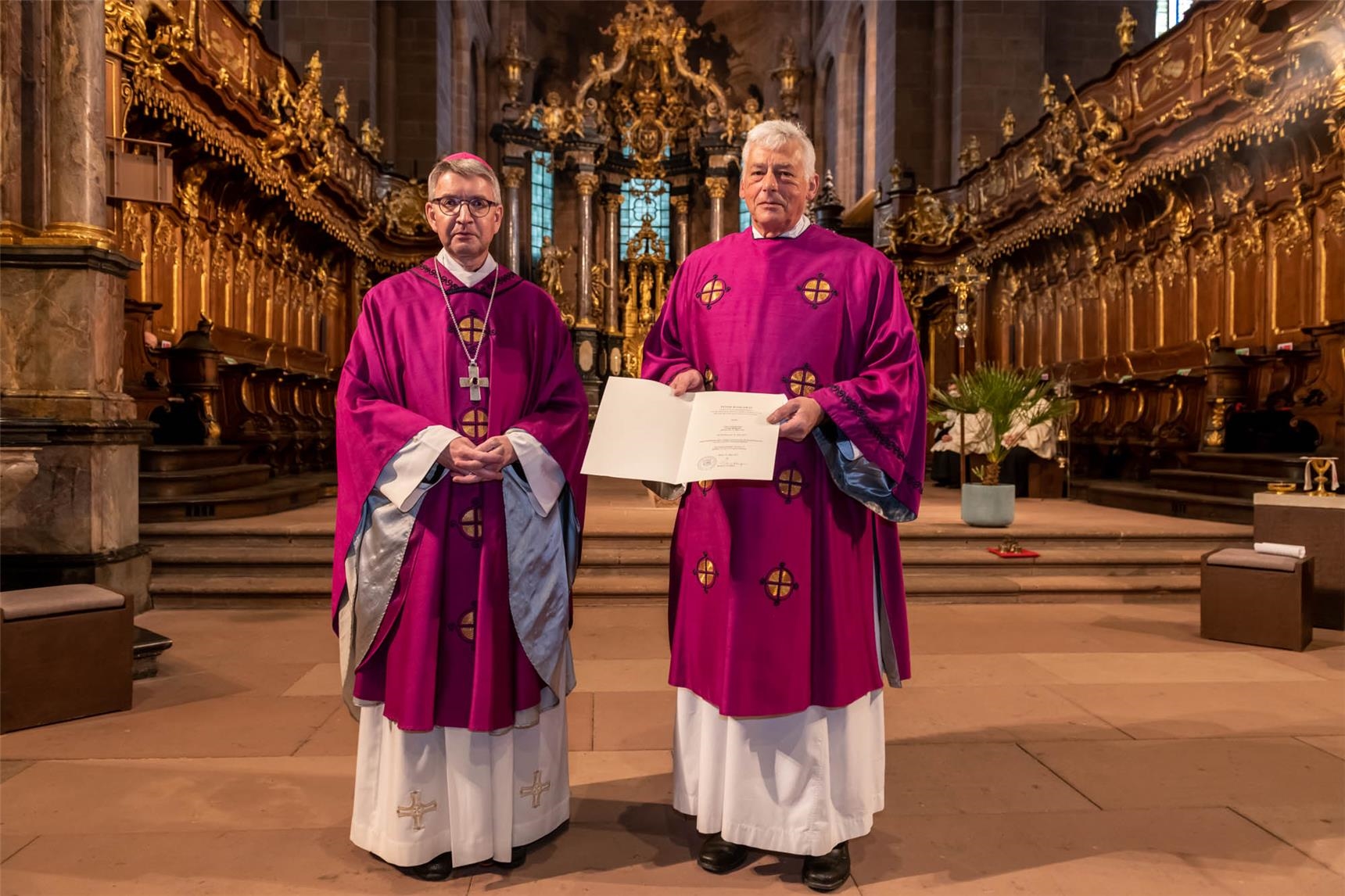 Bischof Dr. Peter Kohlgraf und Diakon Georg Diederich mit Entlassungsurkunde als Caritasdirektor