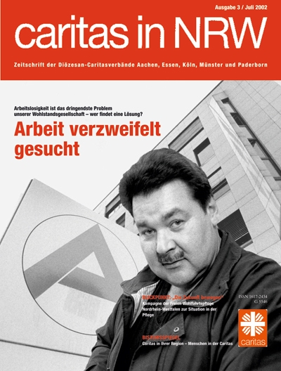 Heftcover der Ausgabe 3/02. Schwerpunkt: Arbeit verzweifelt gesucht. Bild: Ein Mann steht vor dem Arbeitsamt. 