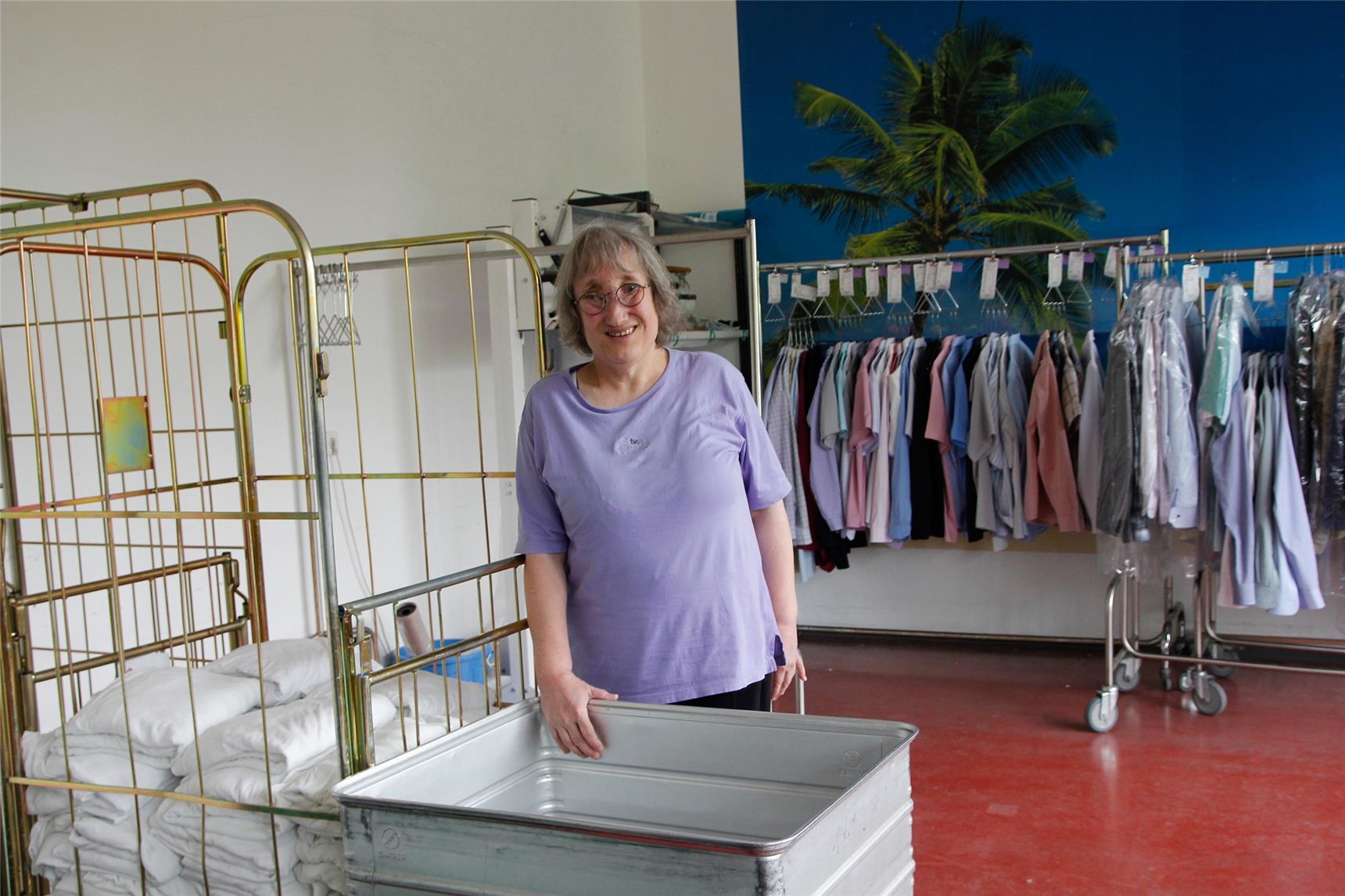 Rita Schneller (59), seit 40 Jahren bei der UWA. Bevor sie zur Wäscherei kam, hatte sie in der Näherei mitgearbeitet. Auch sie geht gerne zur UWA: „Es macht mir Spaß und ich freue mich auf die Arbeit. (Bernhard Gattner)