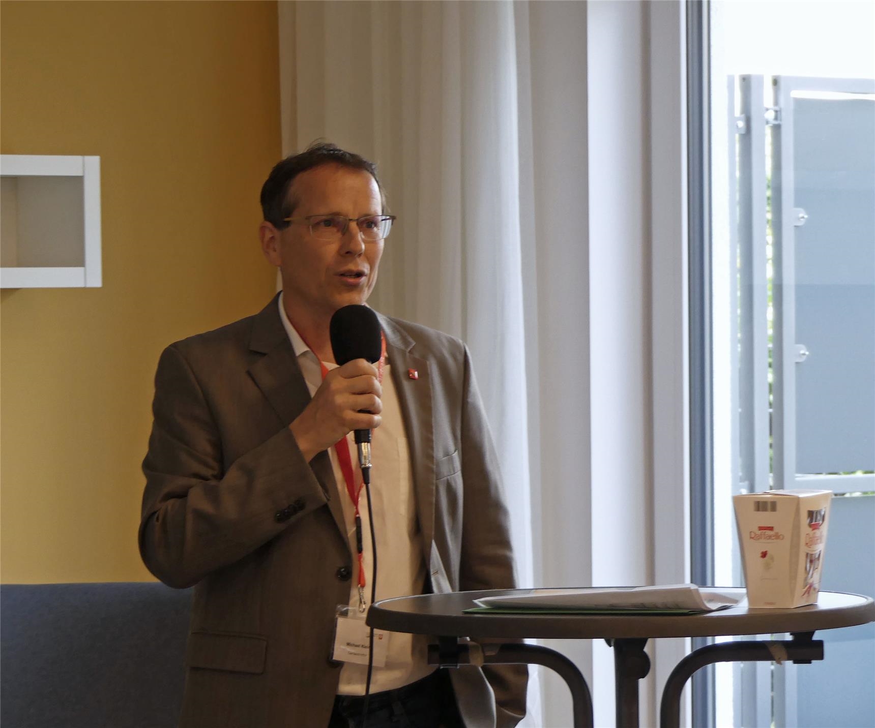 Caritasdirektor Michael Klein hält eine Rede zur Einweihung von Haus Raphael (Foto: © Caritas Offenbach / Sabine Schilha)