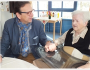 Bürgermeister Franz Wittmann hält die Hand der 101-jährigen Maria Wurzer, die körperliche Zuwendung sehr genießt.