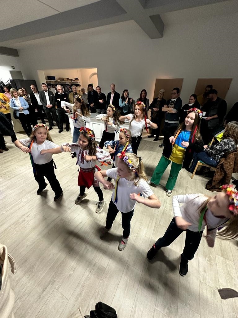 Tanzaufführung ukrainische Kinder-Tanzgruppe (Adriana Iaia)