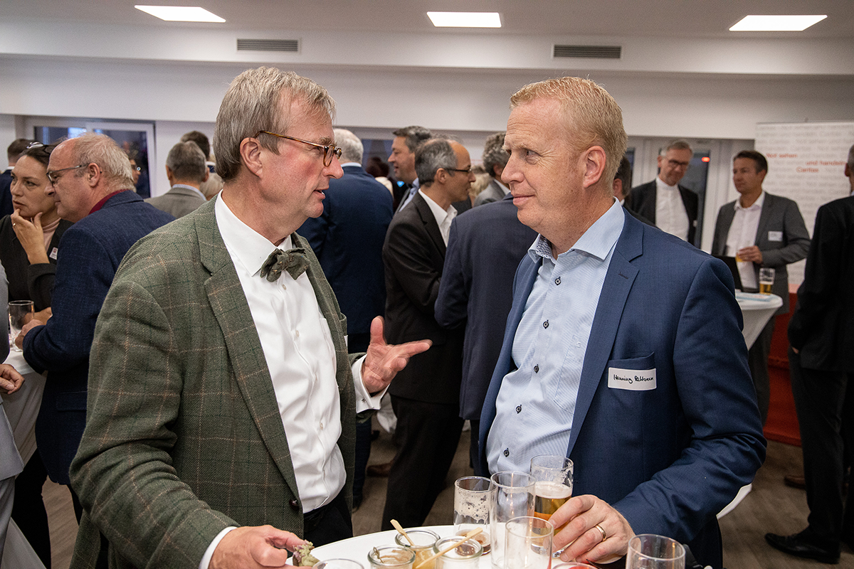 Klaus Schoch und Henning Rehbaum MdL in einer Gesprächssituation auf dem Parlamentarischen Abend der Caritas in NRW am 19.09.2019 in Düsseldorf (Achim Pohl)