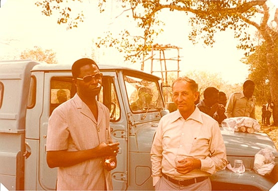 Prälat Hüssler in Mosambik 1980 (Caritas)