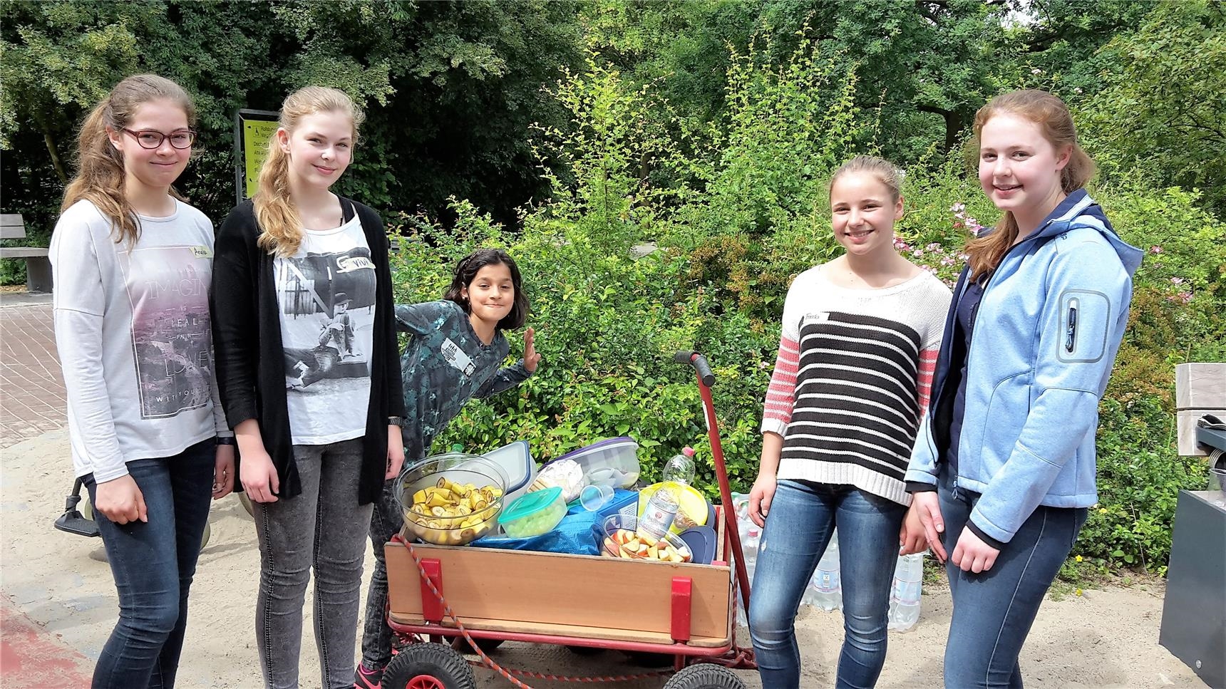 Mädchen mit Bollerwagen und Essen (youngcaritas im Bistum Münster)