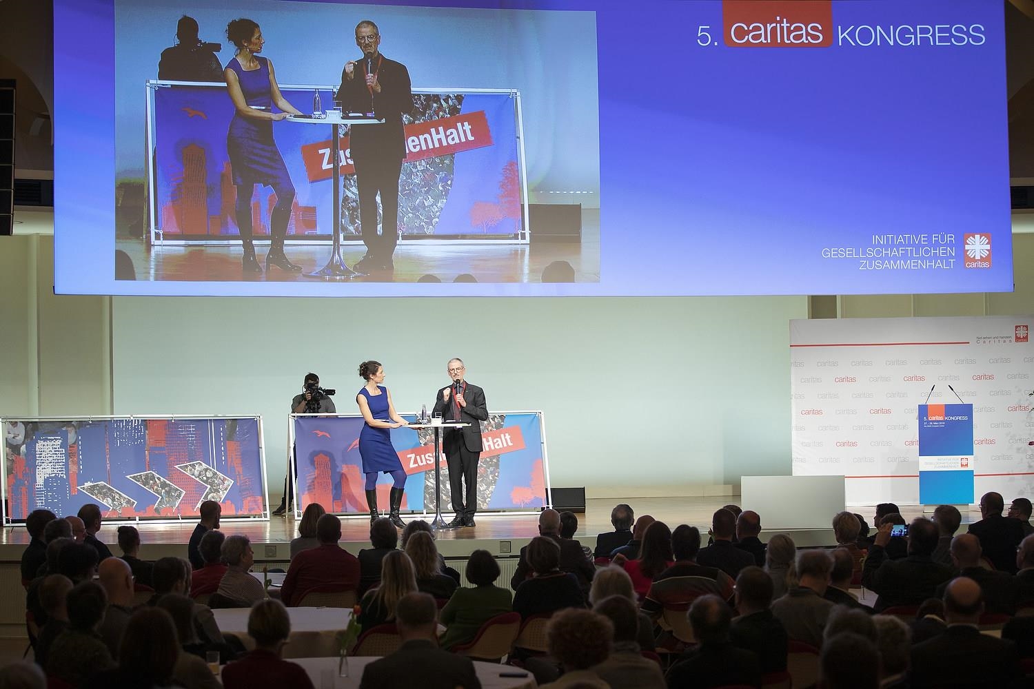 Caritas-Präsident Peter Neher auf der Bühne im Berliner Congress Center beim Caritaskongress 2019. (DCV/Janine Schmitz)